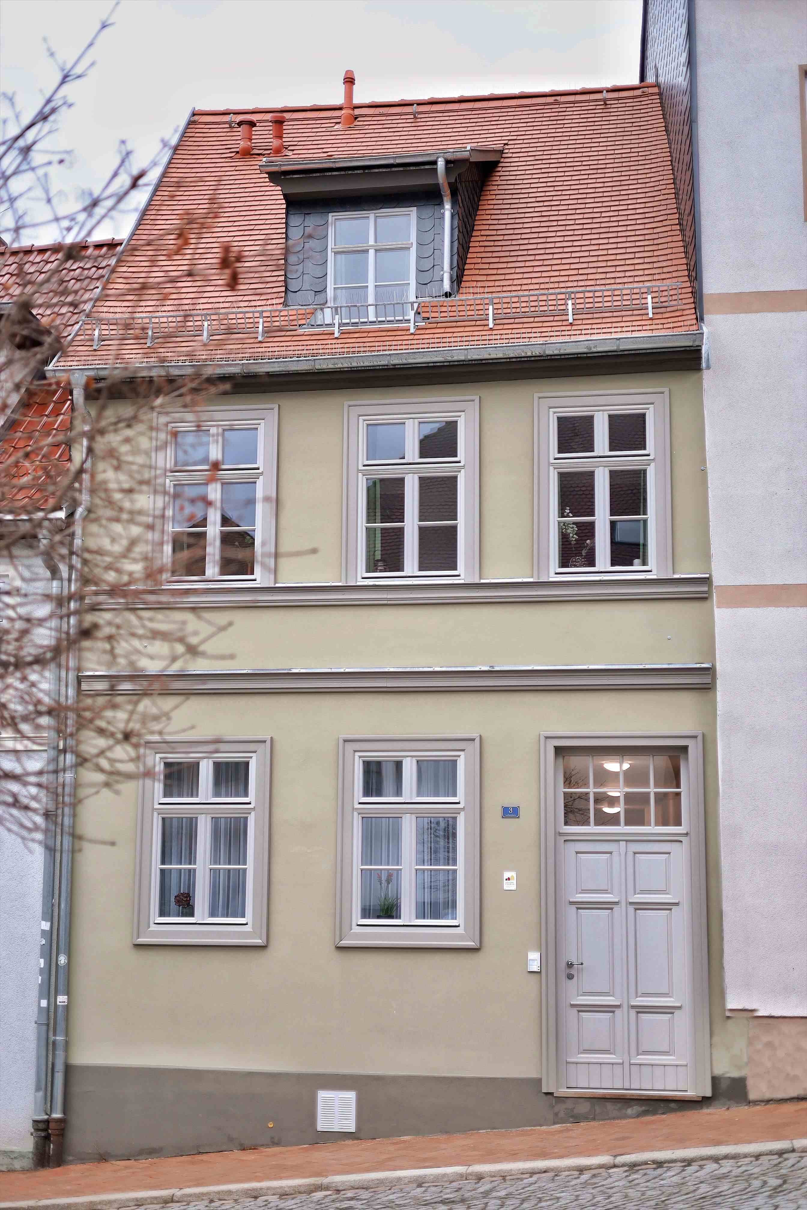 Das Bild zeigt das Haus am Lutherplatz von außen. 